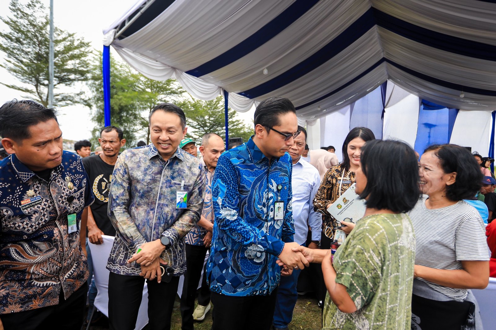 Rico Waas menyerahkan jaminan BPJS Ketenagakerjaan kepada pemulung TPA Terjun