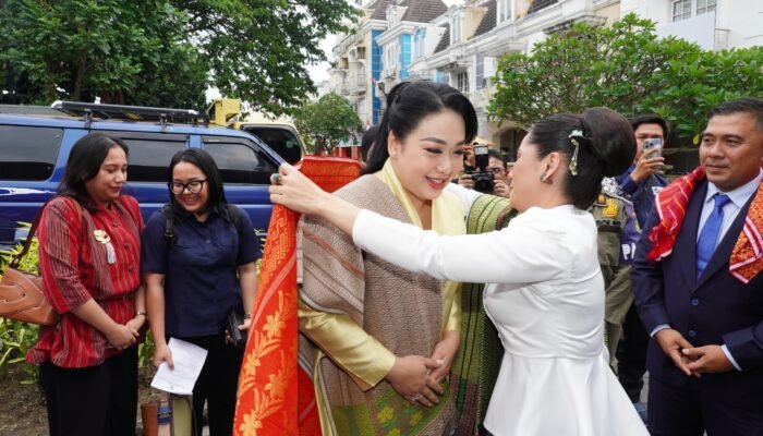 Airin Rico Waas Resmikan Gallery Torose, Angkat Tenun Karo