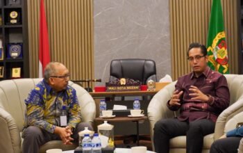 Rico Waas membahas pembinaan UMKM bersama Mercy Corps Indonesia di Medan.
