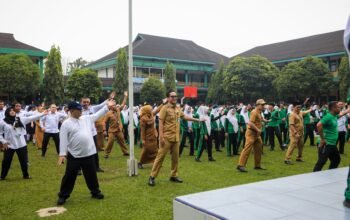 Mendikdasmen Abdul Mu’ti dan Rico Waas senam bersama siswa SMPN 1 Medan