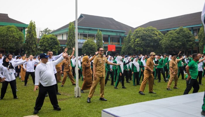 Mendikdasmen dan Rico Waas Senam Bersama Siswa SMPN 1 Medan