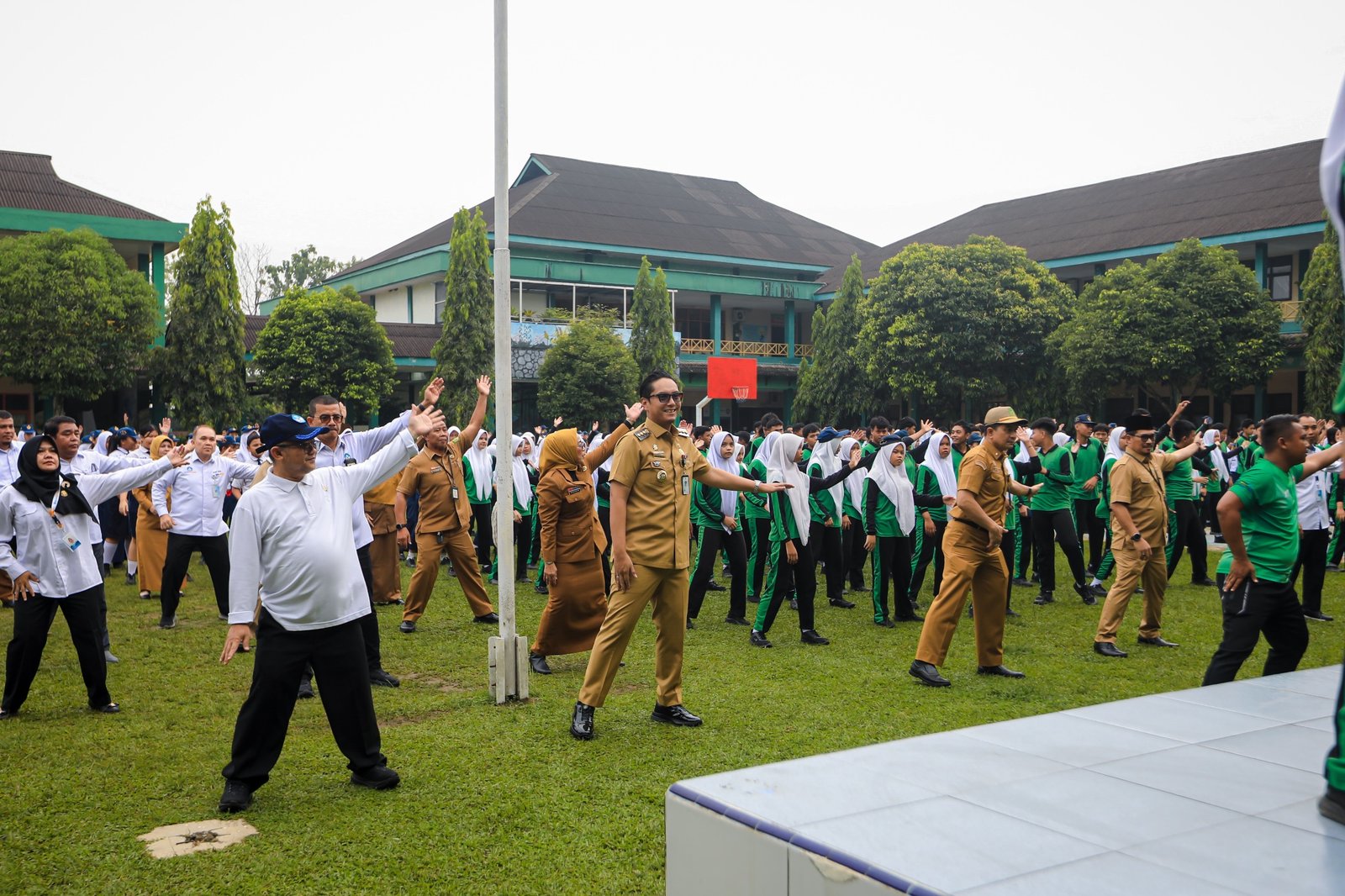 Mendikdasmen Abdul Mu’ti dan Rico Waas senam bersama siswa SMPN 1 Medan