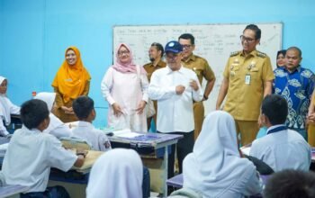Rico Waas dan Abdul Mu’ti meninjau SMPN 16 Medan