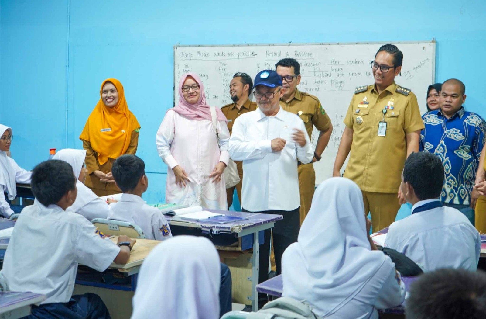 Rico Waas dan Abdul Mu’ti meninjau SMPN 16 Medan