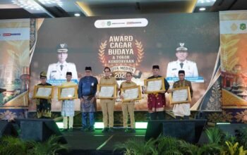 Rico Waas dan tokoh kebudayaan menerima penghargaan Award Cagar Budaya Medan 2026.