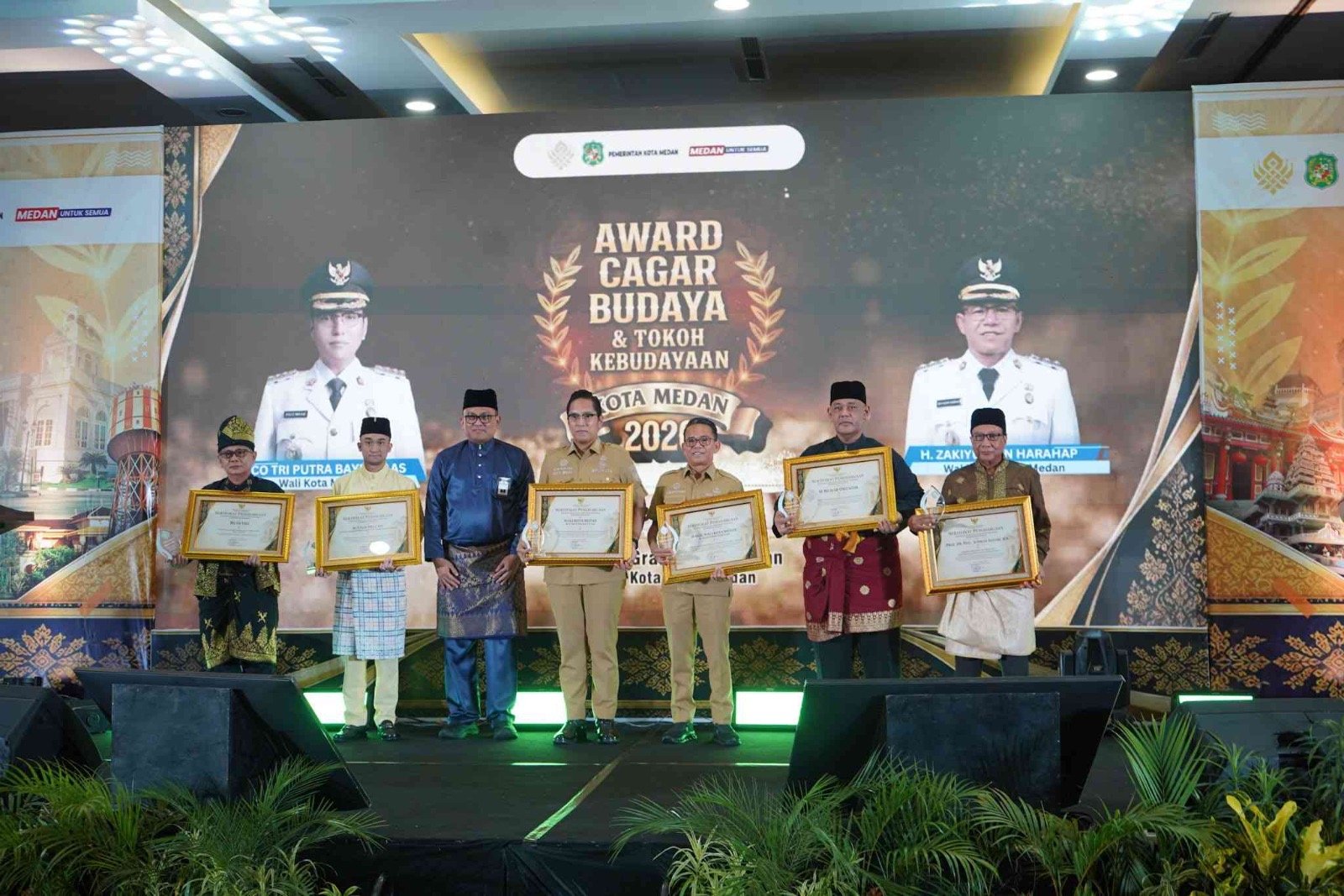 Rico Waas dan tokoh kebudayaan menerima penghargaan Award Cagar Budaya Medan 2026.
