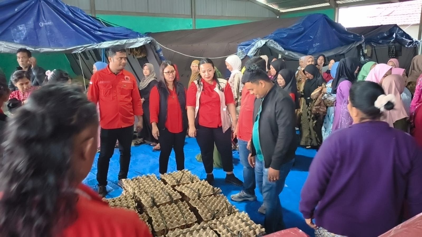PDI Perjuangan menyalurkan bantuan kepada pengungsi erupsi Gunung Sinabung di Karo