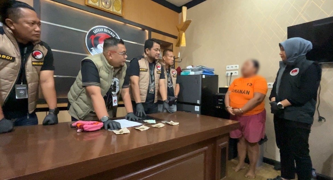 Polisi menangkap IRT residivis yang diduga menjual ganja di Medan Perjuangan