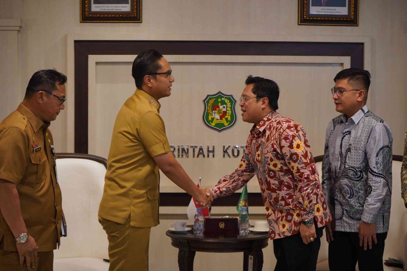 Wali Kota Medan Rico Waas terima audiensi Direktur Utama PT KIM Alif Usman Amin di Balai Kota Medan.