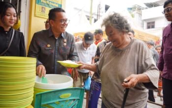 Wakil Wali Kota Medan Zakiyuddin Harahap membagikan makanan kepada lansia di Jalan Lombok.