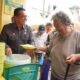 Wakil Wali Kota Medan Zakiyuddin Harahap membagikan makanan kepada lansia di Jalan Lombok.