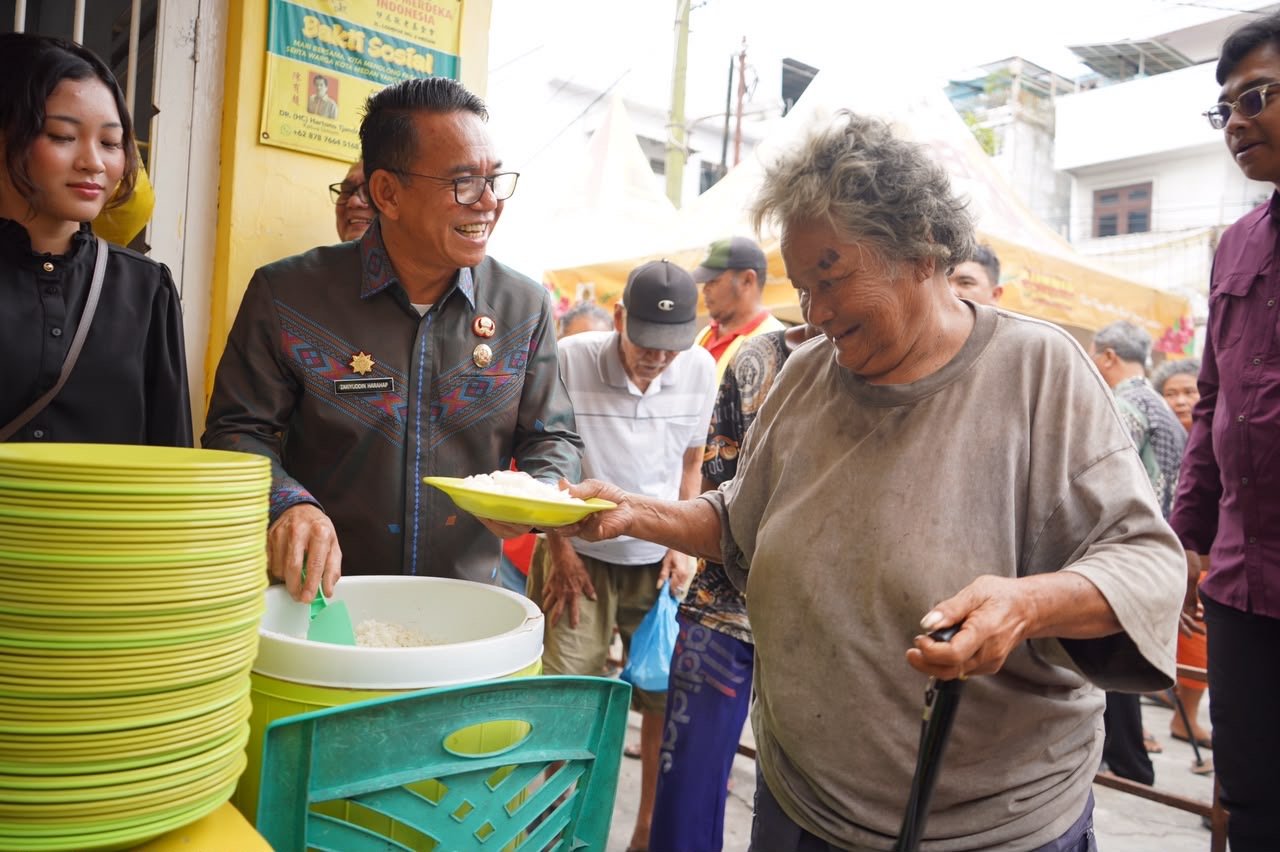 Wakil Wali Kota Medan Zakiyuddin Harahap membagikan makanan kepada lansia di Jalan Lombok.