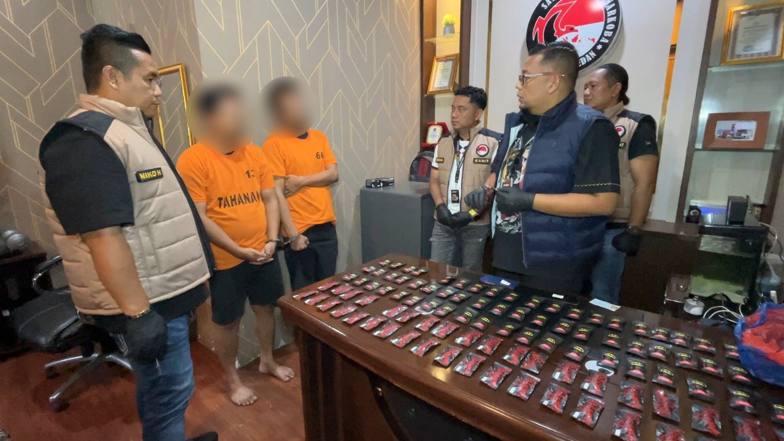 Oknum DJ ditangkap polisi dengan barang bukti 100 pod getar di Medan.