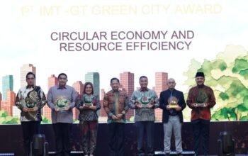 Rico Waas menerima IMT-GT Green City Award kategori Gold
