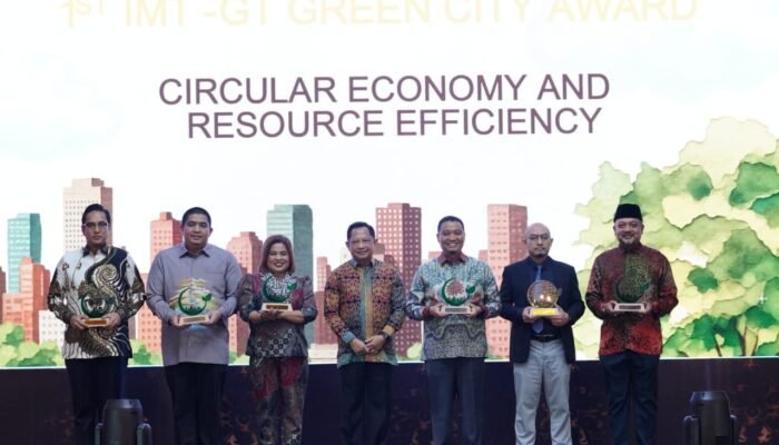 Rico Waas Terima IMT-GT Green City Award Gold