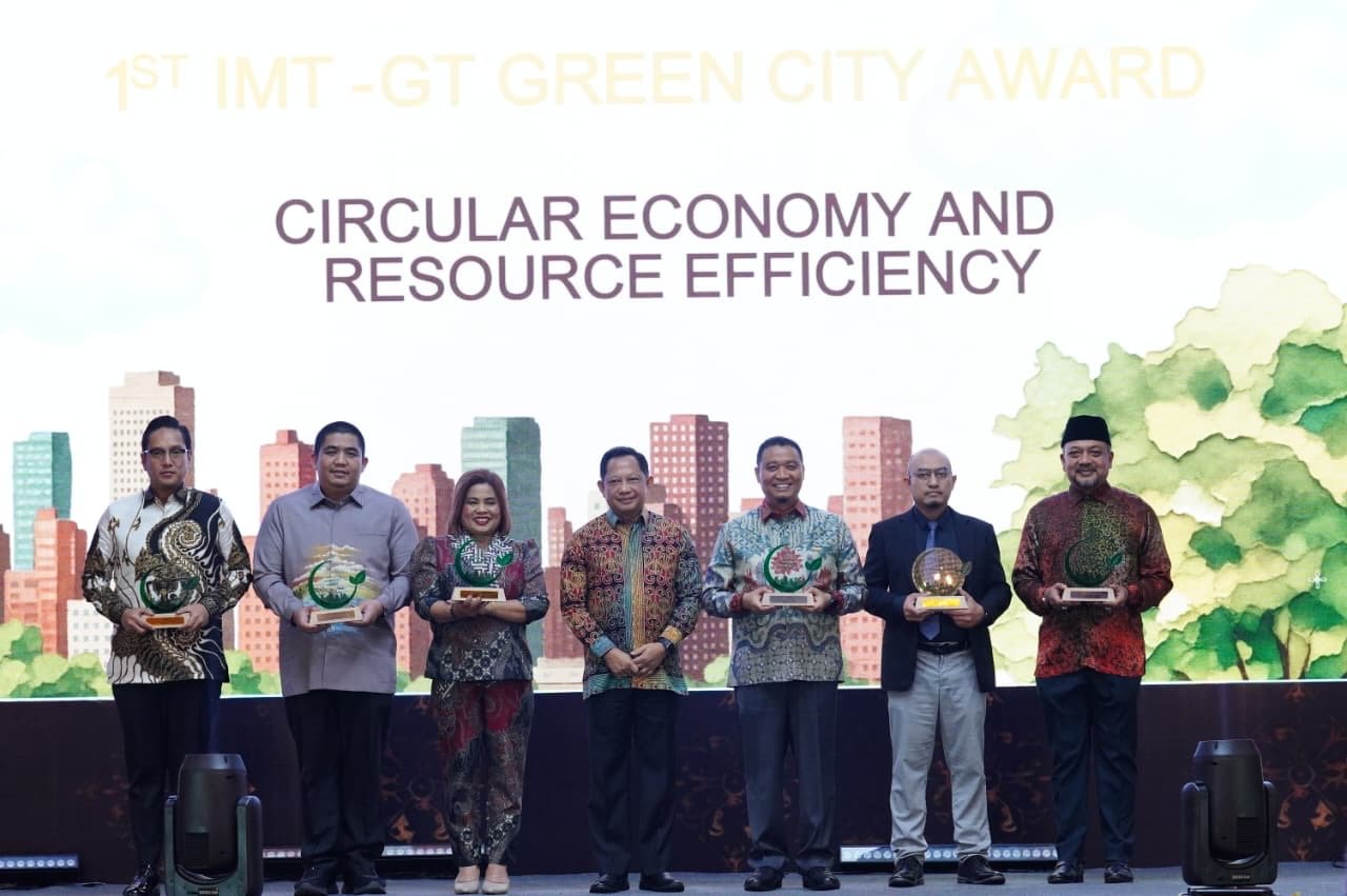 Rico Waas menerima IMT-GT Green City Award kategori Gold