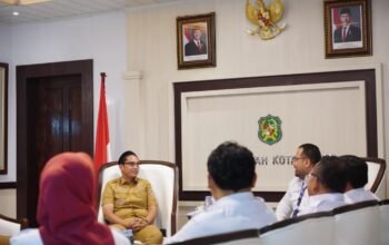 Wali Kota Medan Rico Waas berdiskusi dengan Ketua DPD Asppi Sumut Ahmad Fauzi Lubis di Balai Kota Medan.