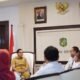 Wali Kota Medan Rico Waas berdiskusi dengan Ketua DPD Asppi Sumut Ahmad Fauzi Lubis di Balai Kota Medan.