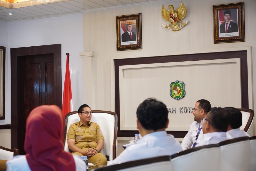 Wali Kota Medan Rico Waas berdiskusi dengan Ketua DPD Asppi Sumut Ahmad Fauzi Lubis di Balai Kota Medan.