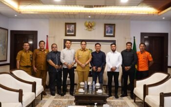 Rico Waas saat menerima audiensi pengurus Medan Lawyer FC terkait turnamen Medan Lawyer FC Cup III 2026.