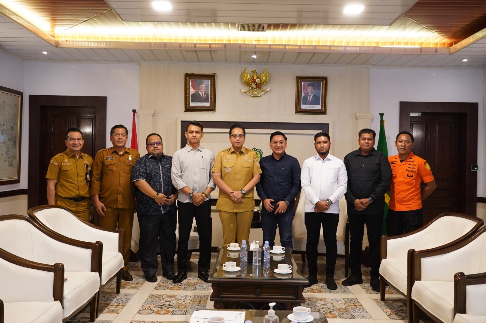 Rico Waas saat menerima audiensi pengurus Medan Lawyer FC terkait turnamen Medan Lawyer FC Cup III 2026.