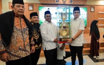 Rico Waas menyerahkan bonus kepada kafilah Medan juara umum MTQ Sumut 2026