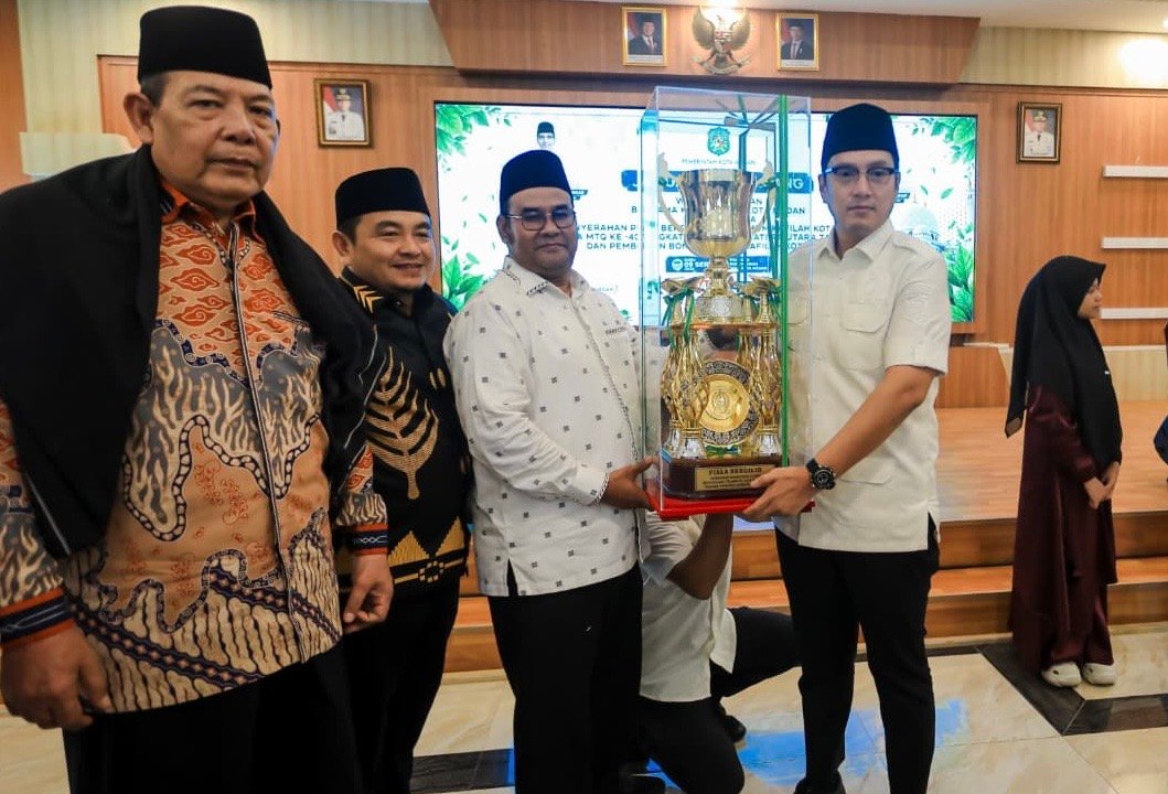 Rico Waas menyerahkan bonus kepada kafilah Medan juara umum MTQ Sumut 2026