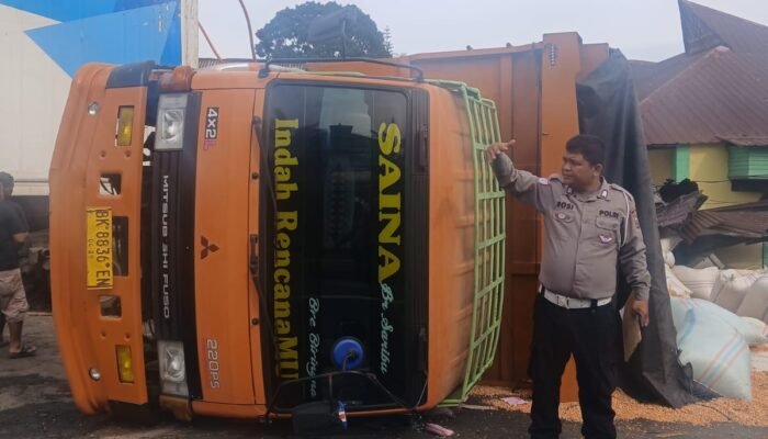 Rem Blong, Truk Tronton Tabrak Innova, Fuso dan Rumah Warga di Sibolangit