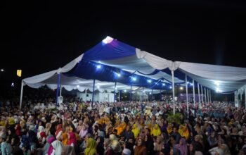 Ribuan warga menghadiri peringatan Maulid Nabi Muhammad SAW 1448 Hijriah di Taman Stadion Teladan Medan.