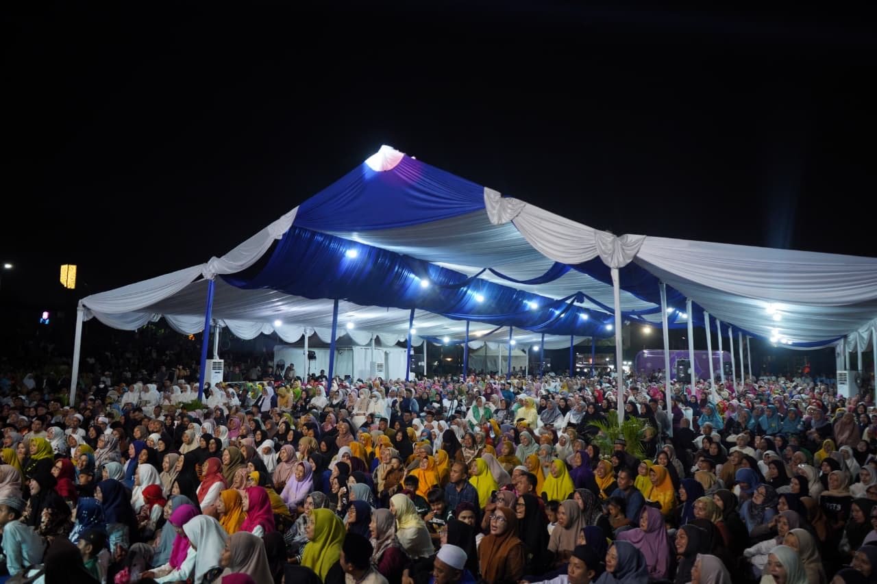 Ribuan warga menghadiri peringatan Maulid Nabi Muhammad SAW 1448 Hijriah di Taman Stadion Teladan Medan.