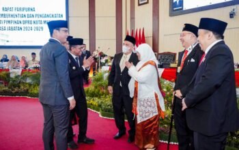 Sri Rezeki saat dilantik sebagai Wakil Ketua DPRD Medan didampingi Wali Kota Rico Waas dan pimpinan DPRD Medan.