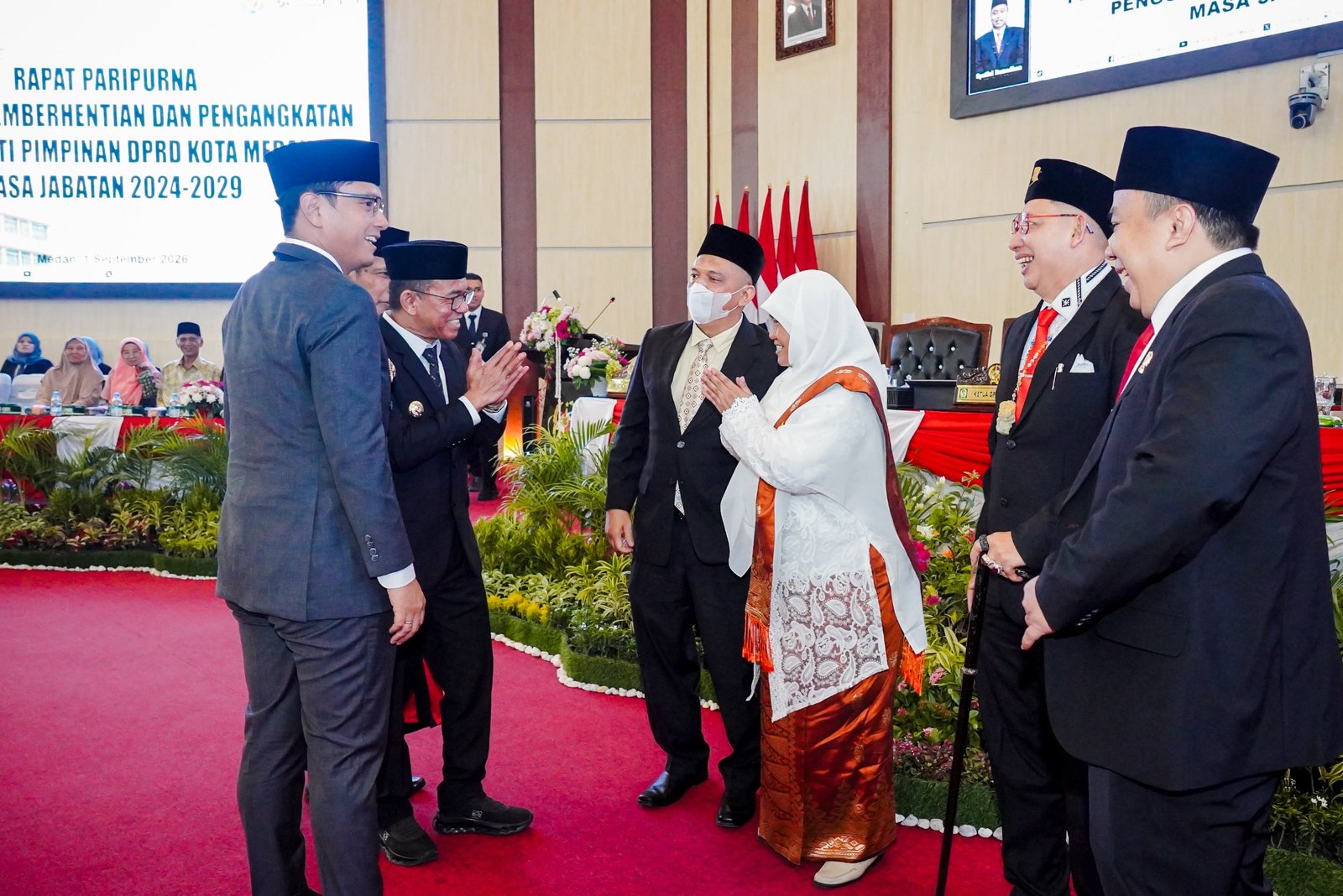 Sri Rezeki saat dilantik sebagai Wakil Ketua DPRD Medan didampingi Wali Kota Rico Waas dan pimpinan DPRD Medan.