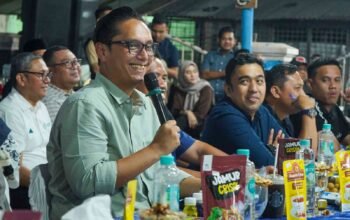 Rico Waas saat menyapa warga Medan Marelan dan membahas pemerataan pembangunan Medan Utara.