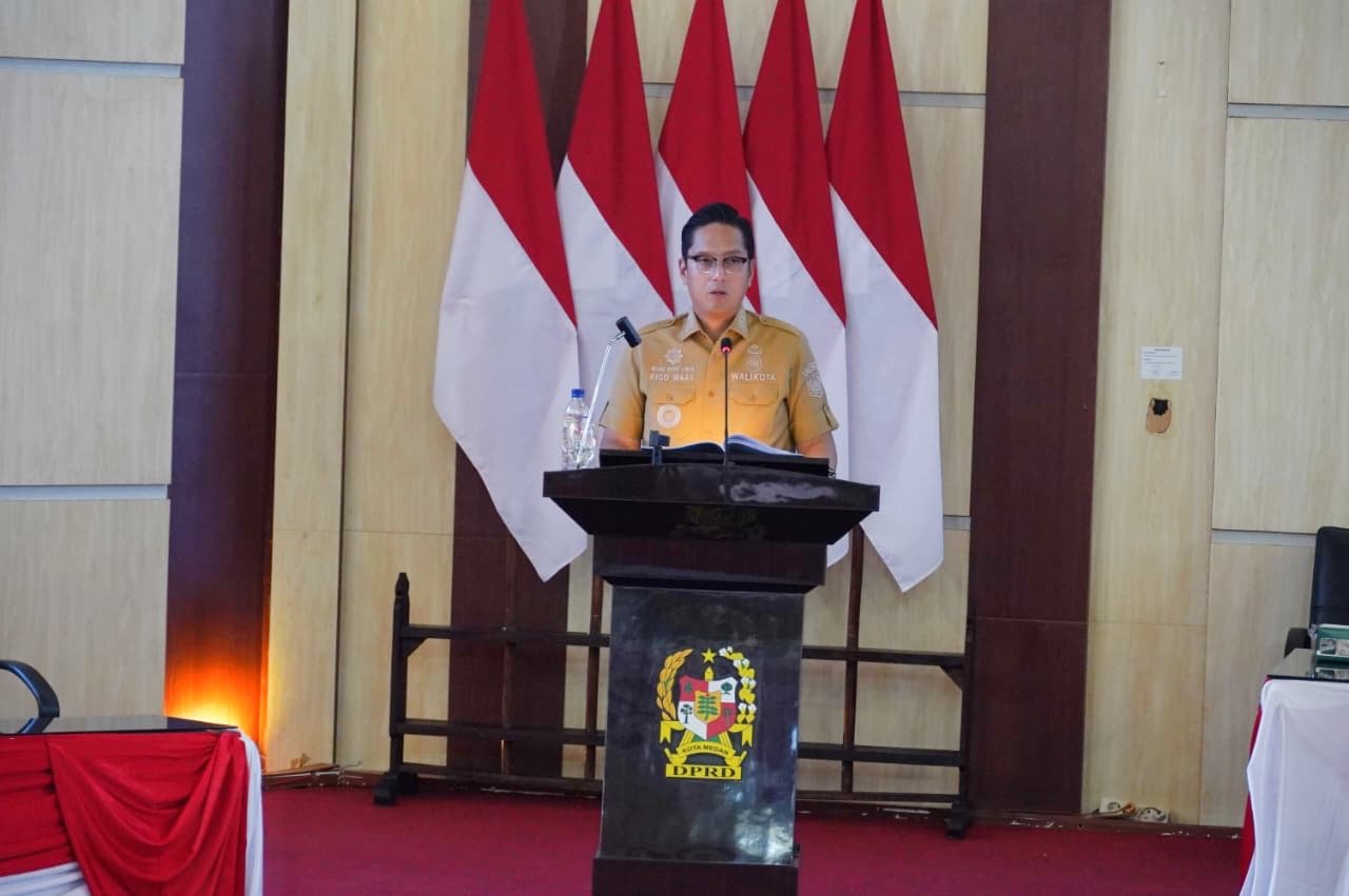 Rico Waas menyampaikan penjelasan revisi Perda Pajak dan Retribusi Medan di DPRD Medan