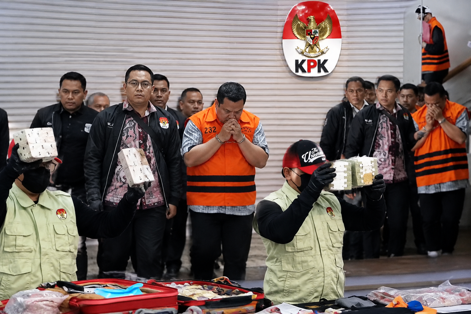 Plt Direktur Penyidikan KPK Achmad Taufik Husein saat mengumumkan delapan tersangka OTT ATR/BPN.