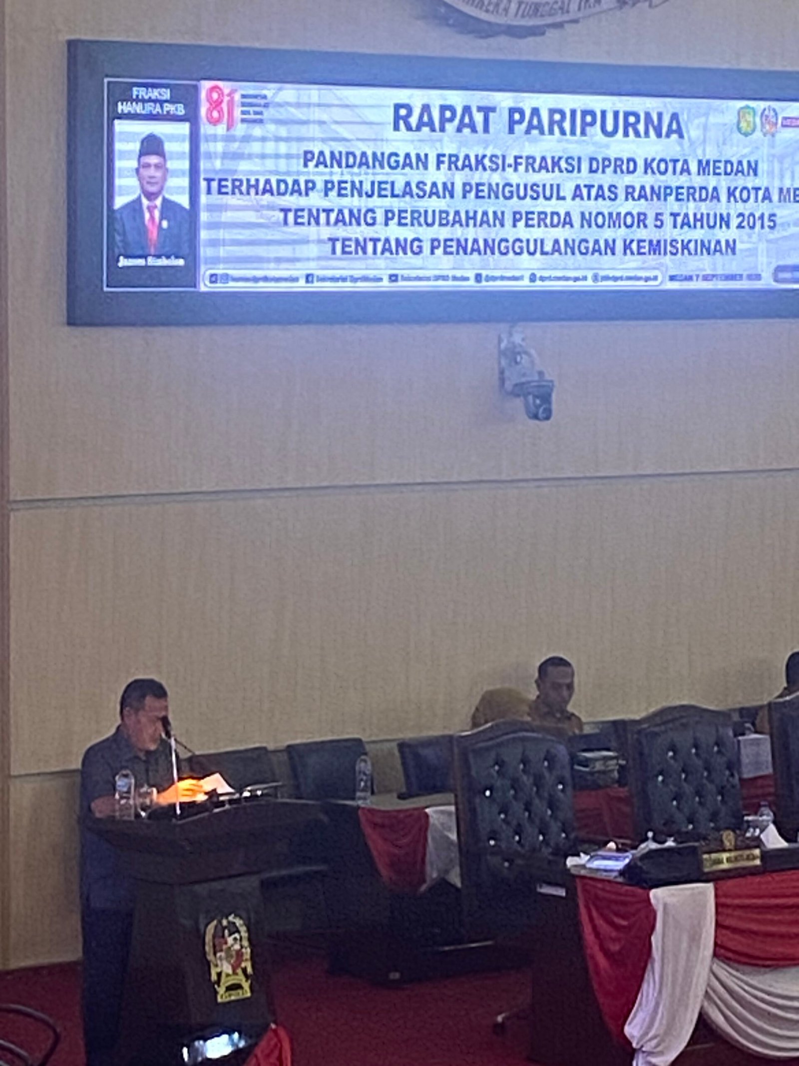 Dr H Muslim Harahap membacakan pandangan Fraksi Demokrat DPRD Medan tentang penanggulangan kemiskinan
