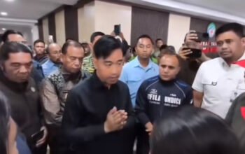Wapres Gibran Rakabuming mengunjungi korban dugaan keracunan MBG di rumah sakit Berastagi, Karo.