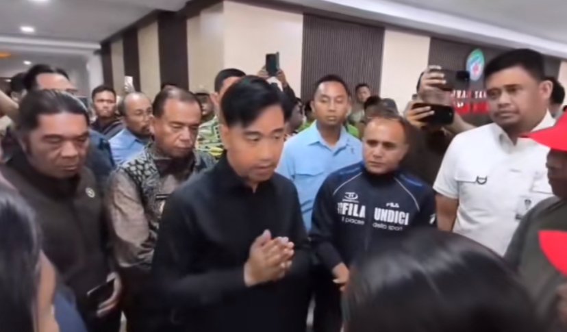 Wapres Gibran Rakabuming mengunjungi korban dugaan keracunan MBG di rumah sakit Berastagi, Karo.