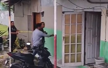 Petugas melakukan pemeriksaan di lokasi penemuan pria meninggal di Komplek Makmur Indah Tembung