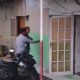 Petugas melakukan pemeriksaan di lokasi penemuan pria meninggal di Komplek Makmur Indah Tembung