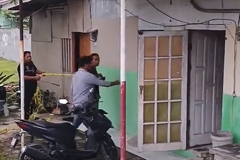 Petugas melakukan pemeriksaan di lokasi penemuan pria meninggal di Komplek Makmur Indah Tembung