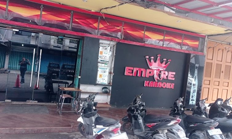 Petugas BNN melakukan pemeriksaan di Empire KTV Plaza Milenium Medan