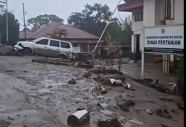 Banjir bandang menerjang kawasan Gunung Talang Kabupaten Solok