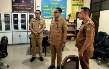 Rico Waas saat sidak Kantor Lurah Dwikora dan menyoroti kondisi ruangan yang kotor
