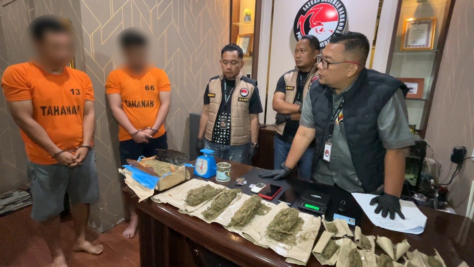 Dua pengedar narkoba diamankan Polrestabes Medan bersama barang bukti ganja, sabu dan pod getar.