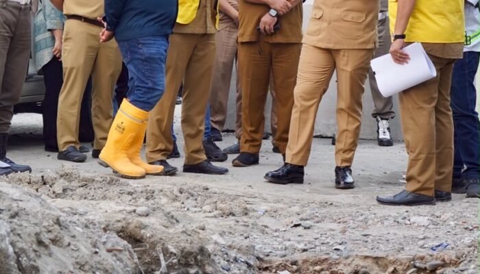 Rico Waas Tinjau Drainase Indra Kasih, Minta Galian Segera Ditutup Demi Keselamatan Warga