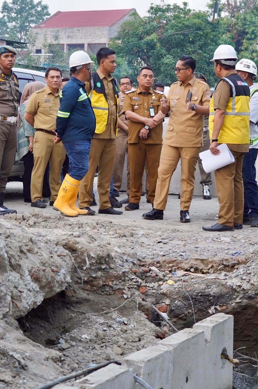 Rico Waas meninjau pembangunan U-ditch di Indra Kasih Medan Tembung
