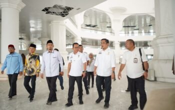 Zakiyuddin Harahap meninjau kondisi gedung Islamic Centre Medan di Medan Labuhan.