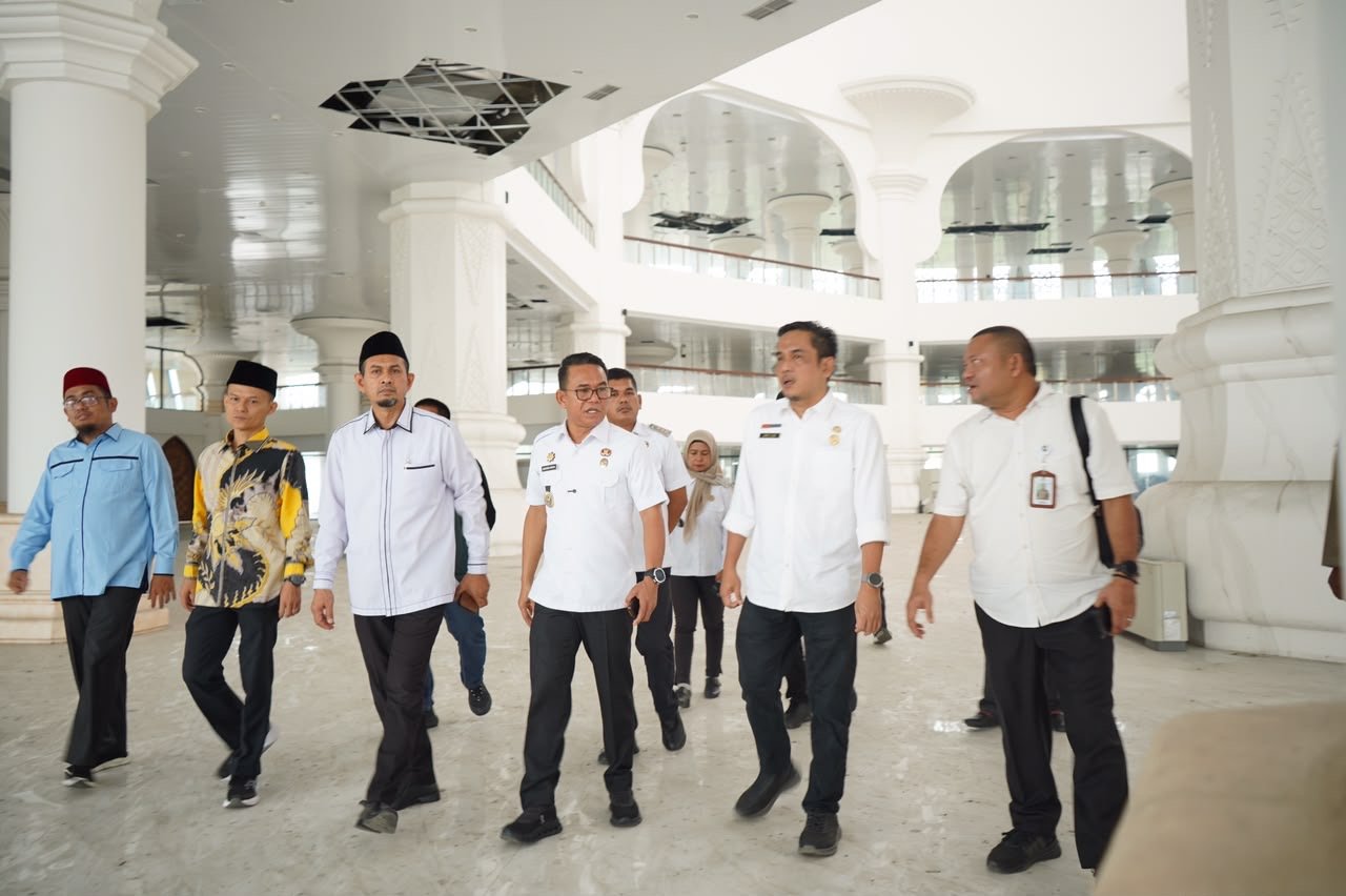 Zakiyuddin Harahap meninjau kondisi gedung Islamic Centre Medan di Medan Labuhan.