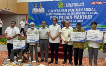 Rico Waas menyerahkan bantuan PKH Medan Makmur kepada warga Medan.
